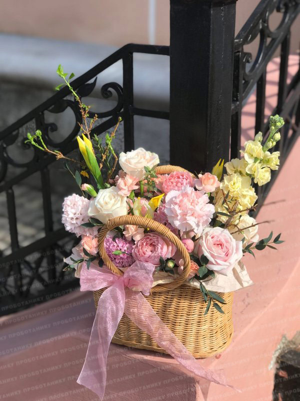 Композиция в корзинке с розами и маттиолой