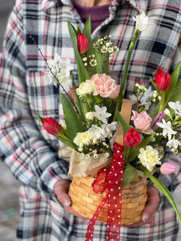 Композиция с тюльпанами и кустовыми нарциссами