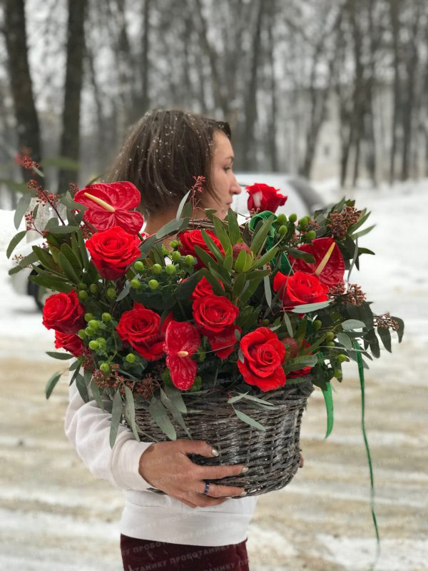 Корзина с красными антуриумами и розами