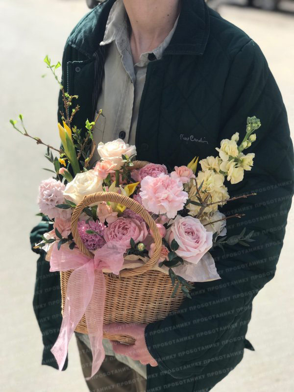 Композиция в корзинке с розами и маттиолой