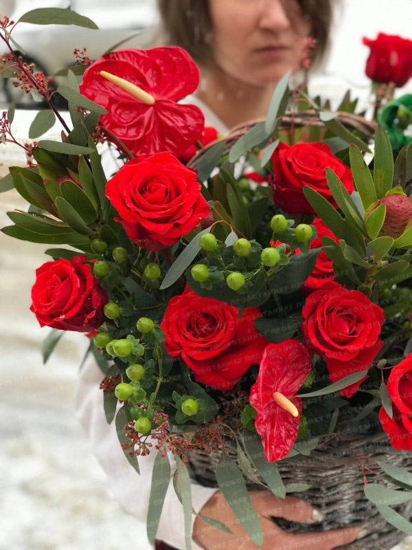 Корзина с красными антуриумами и розами