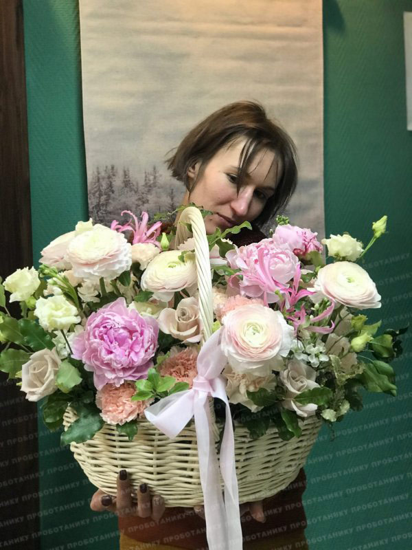 Цветочная корзина с пионами, пионовидными розами и ранункулюсами