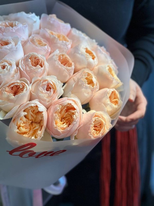 Букет с 25 пионовидными розами