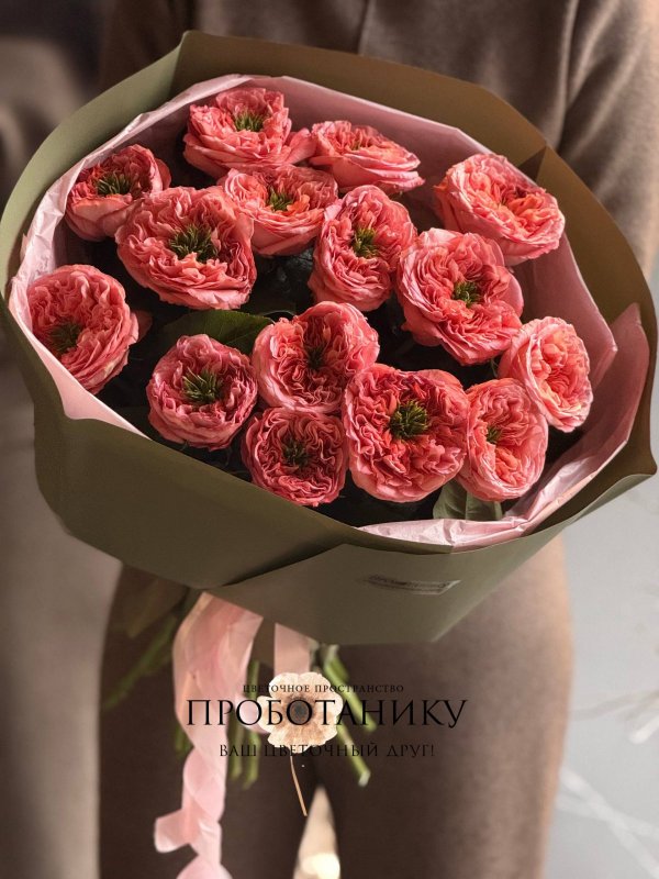 Яркий букет из пионовидных роз 