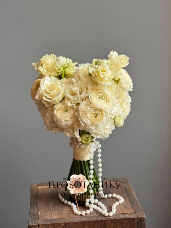 Букет невесты с белыми ранункулюсами и эустомой