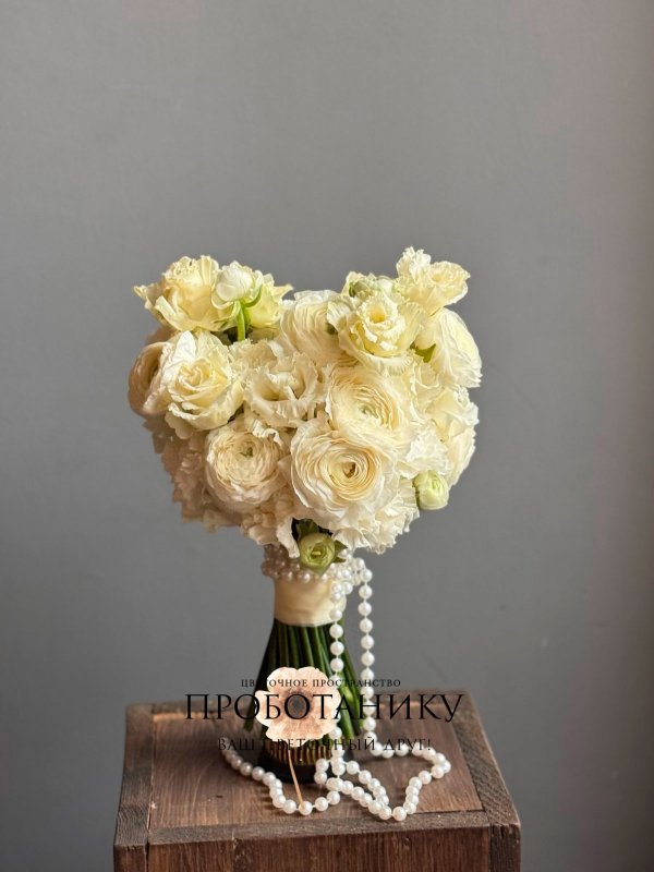 Букет невесты с белыми ранункулюсами и эустомой