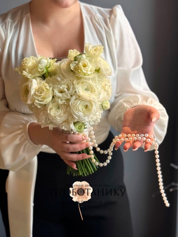 Букет невесты с белыми ранункулюсами и эустомой