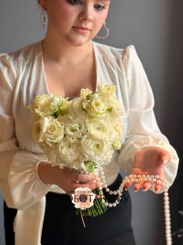 Букет невесты с белыми ранункулюсами и эустомой