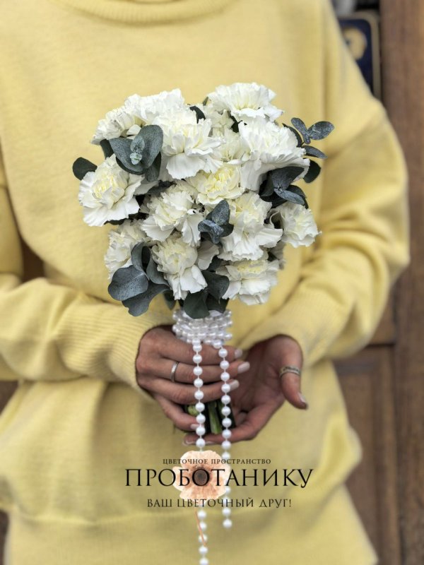 Букет невесты с диантусами и эвкалиптом