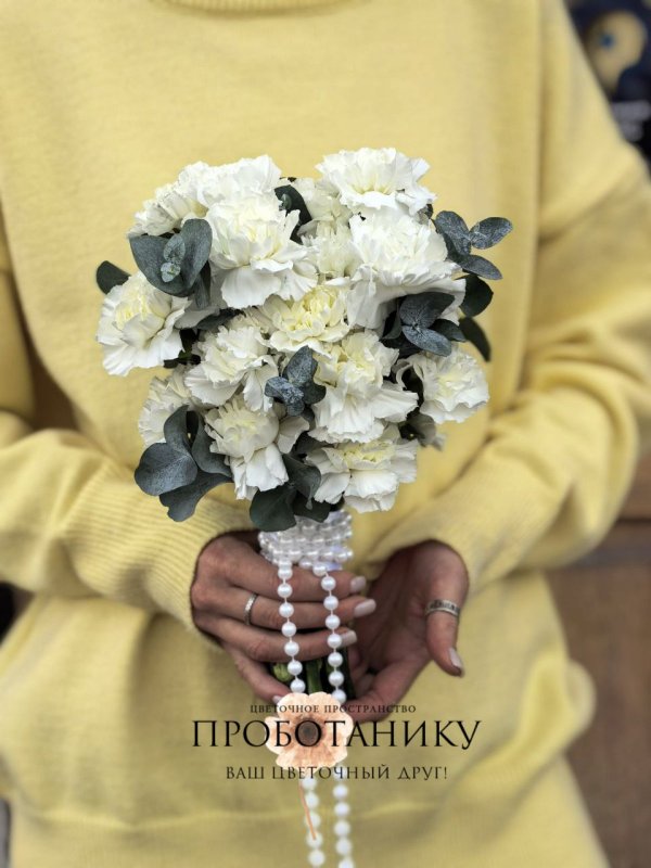 Букет невесты с диантусами и эвкалиптом