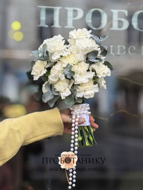 Букет невесты с диантусами и эвкалиптом