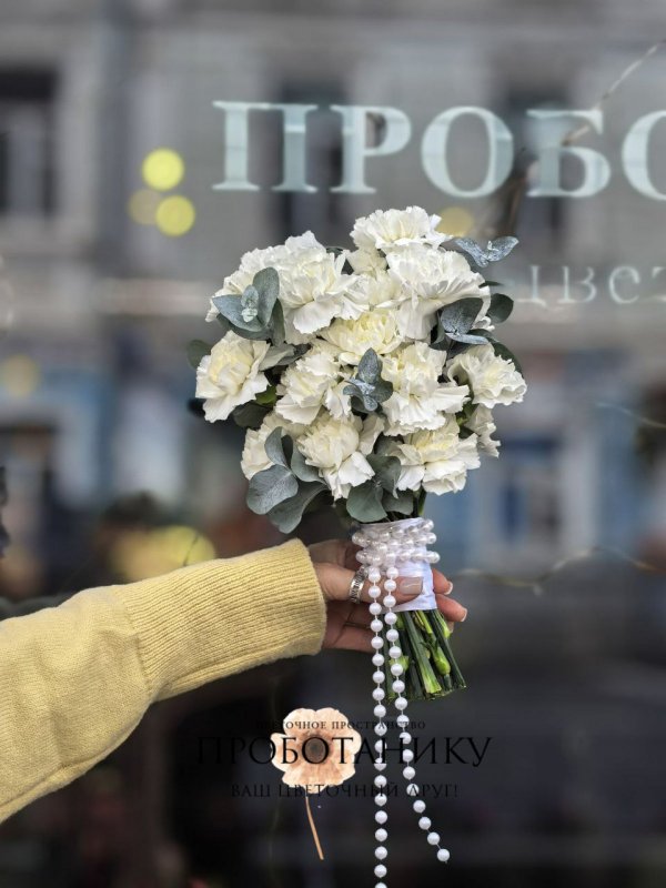 Букет невесты с диантусами и эвкалиптом