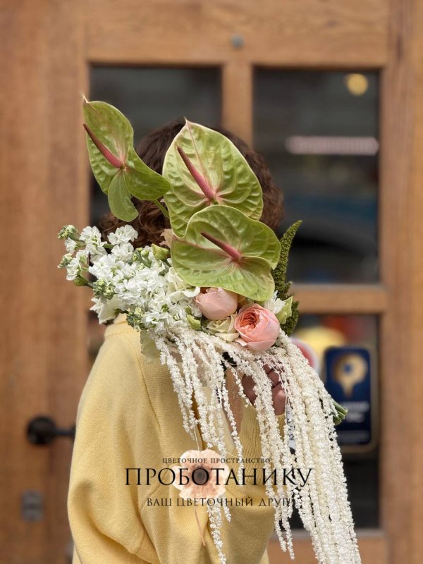Букет невесты с зелеными антуриумами и амарантом