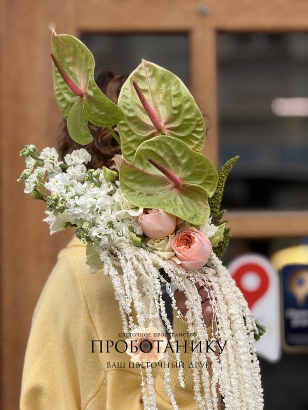 Букет невесты с зелеными антуриумами и амарантом