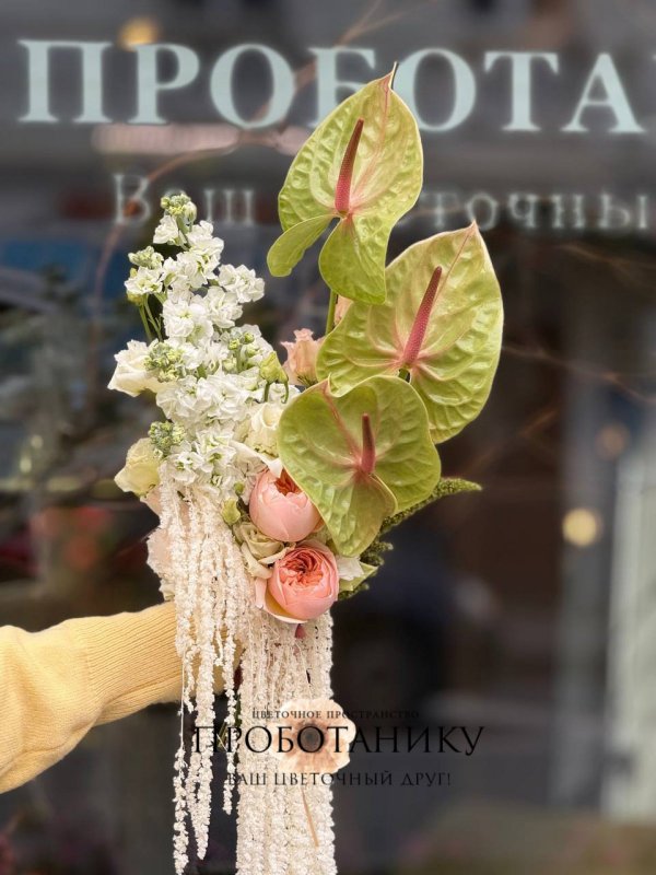 Букет невесты с зелеными антуриумами и амарантом