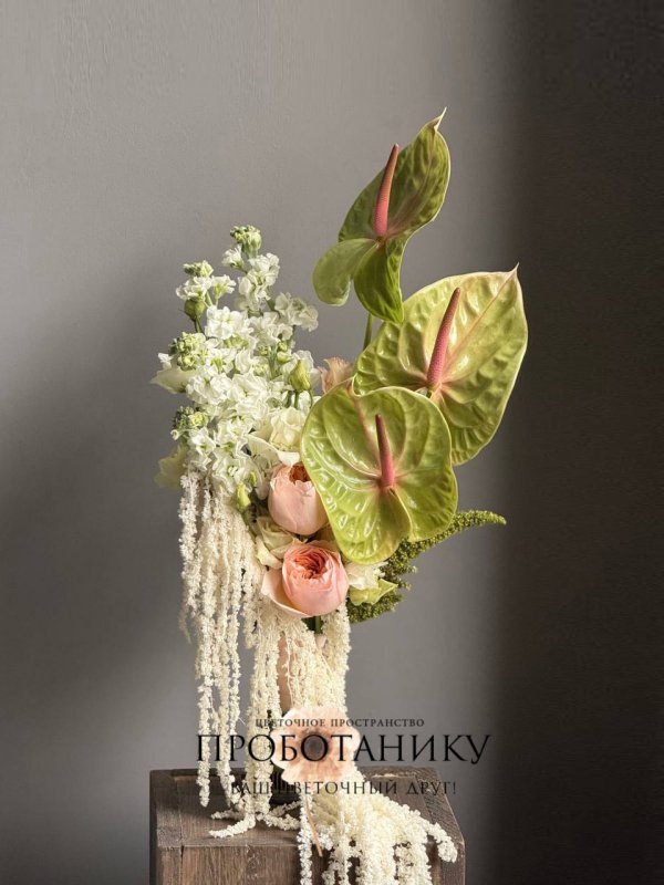 Букет невесты с зелеными антуриумами и амарантом