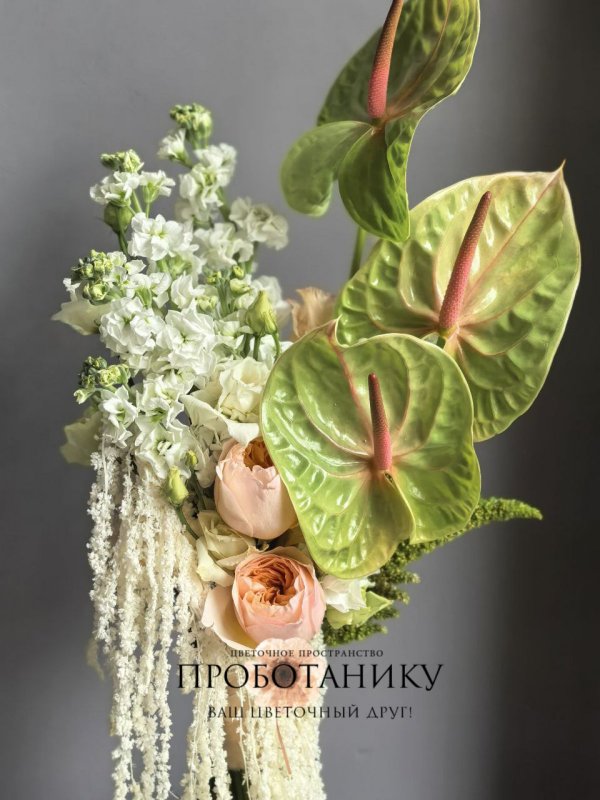 Букет невесты с зелеными антуриумами и амарантом