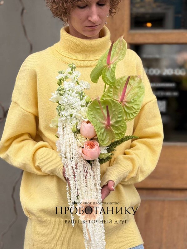 Букет невесты с зелеными антуриумами и амарантом