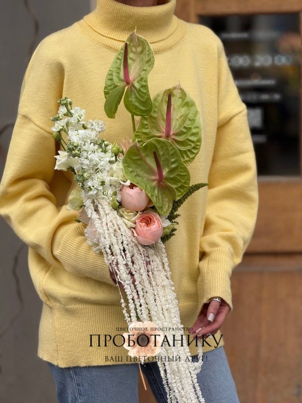 Букет невесты с зелеными антуриумами и амарантом