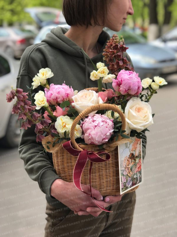 Корзина с пионами и фритиллярией