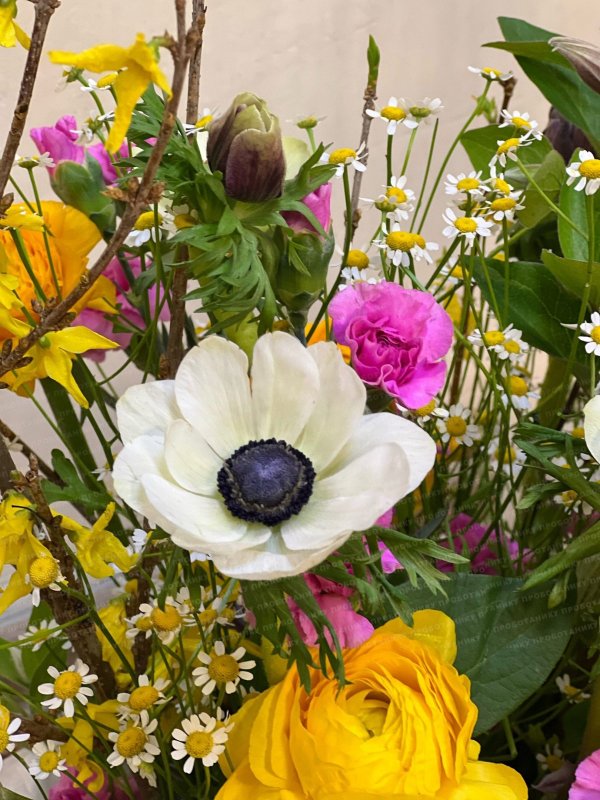 Композиция в интерьерной корзине