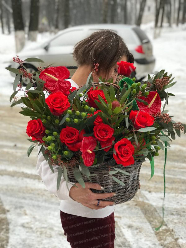 Корзина с красными антуриумами и розами
