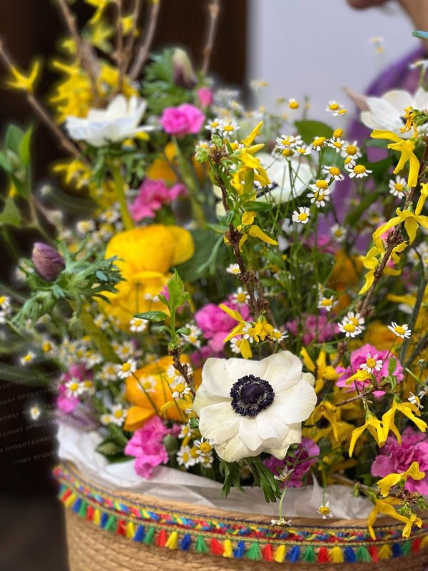 Композиция в интерьерной корзине